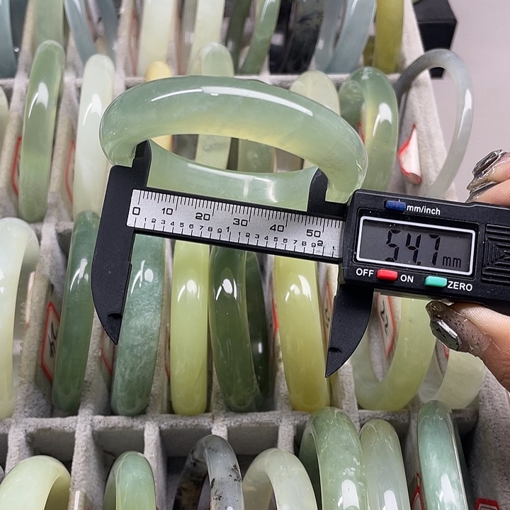 蛇纹石玉未镶嵌手镯1000