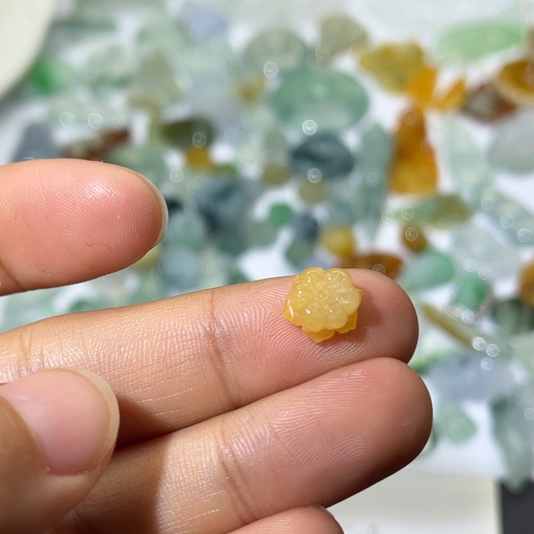 翡翠未镶嵌颈饰花朵