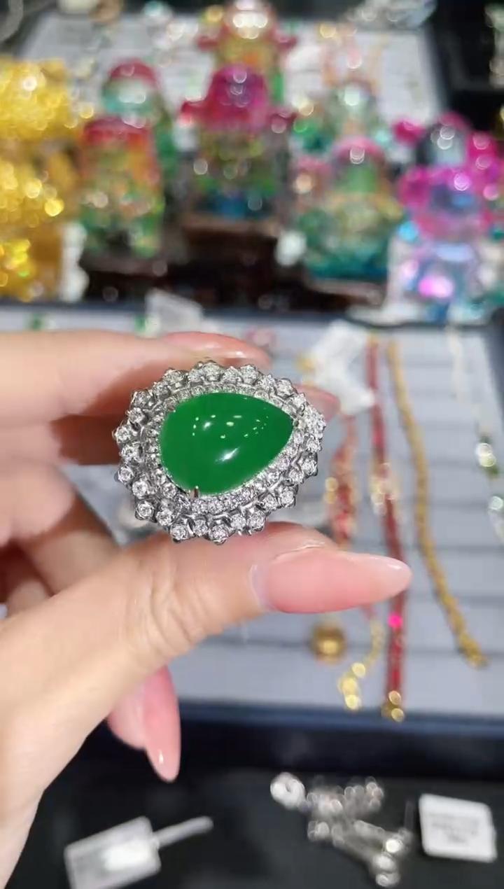 18K金镶嵌天然祖母绿戒指