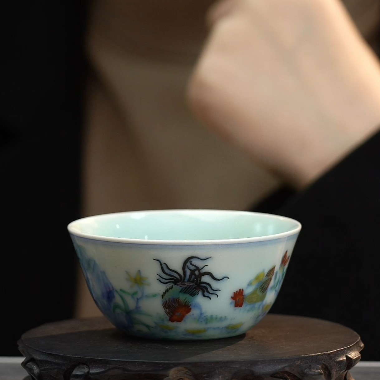 斗彩鸡趣图纹杯 