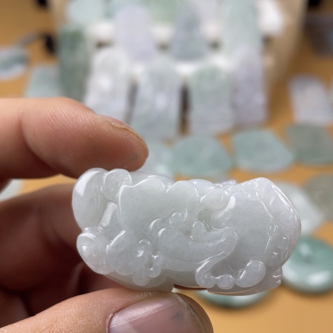 翡翠未镶嵌颈饰貔貅