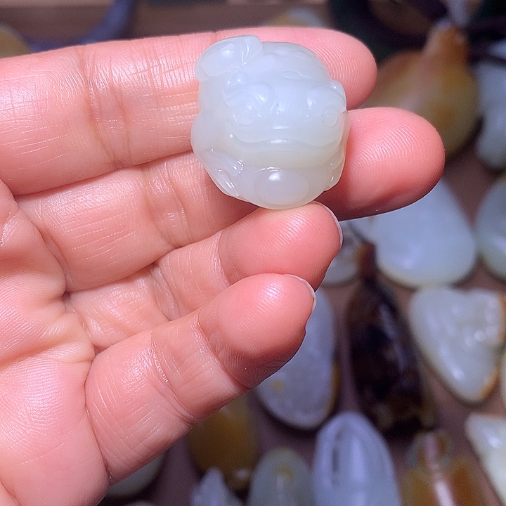 董***昌和田玉未镶嵌颈饰