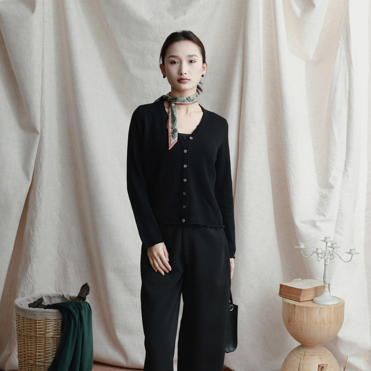 西町村屋木耳边V领针织开衫女春季新款气质百搭短款小衫XHAA10167