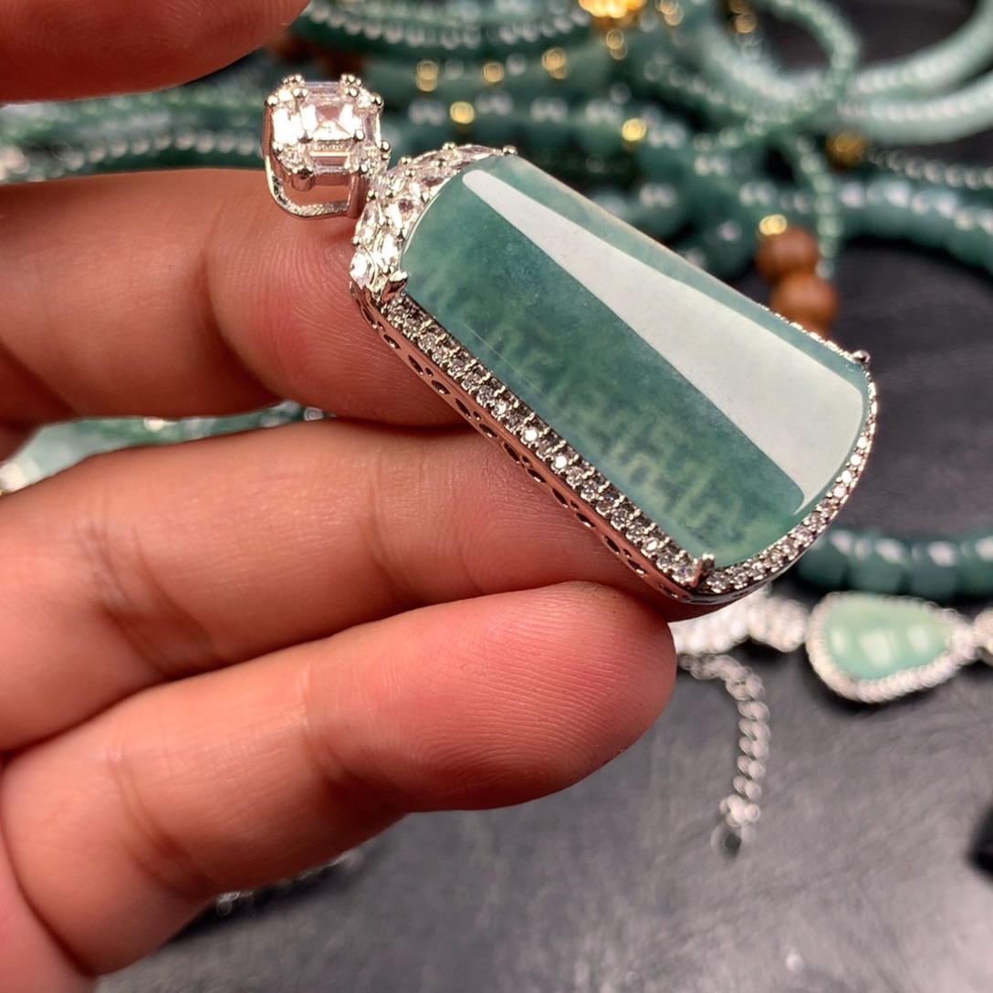 翡翠未镶嵌颈饰大无事牌