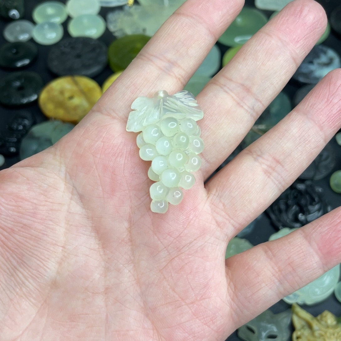 岫玉未镶嵌颈饰葡萄