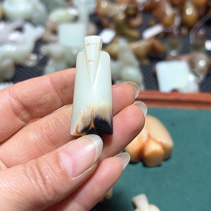 和田玉颈饰未镶嵌忠**耳