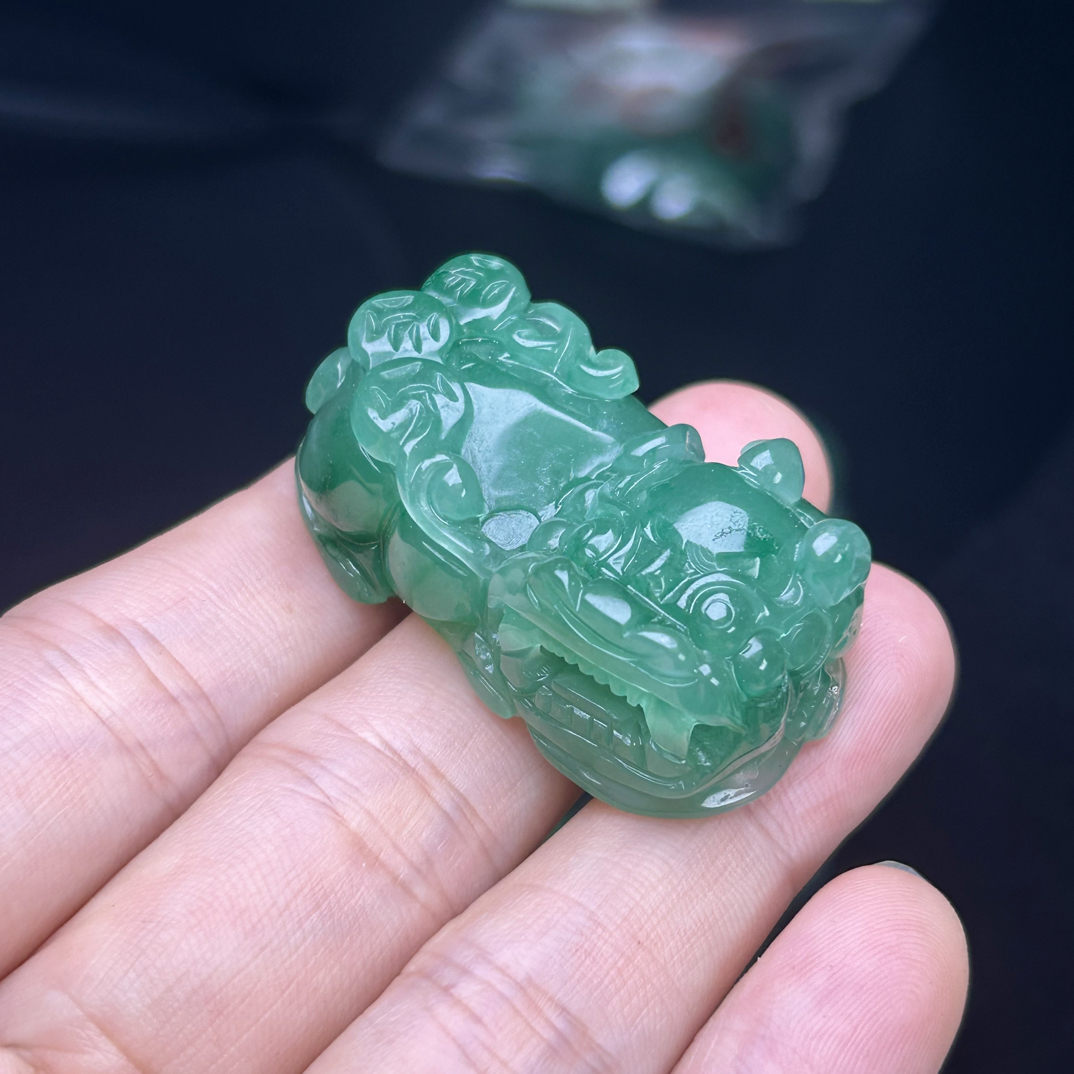 天然非洲翠冰润满绿霸王貔貅挂件精雕