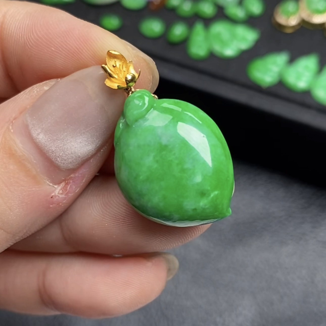 缅甸翡翠A货18k金镶嵌寿桃满绿吊坠