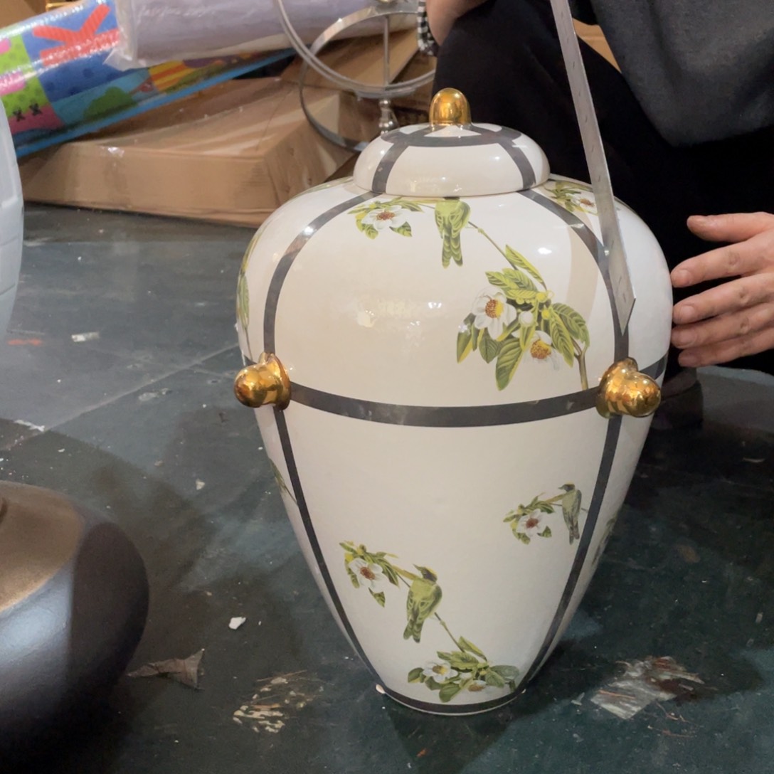 陶瓷花瓶，家居摆件。