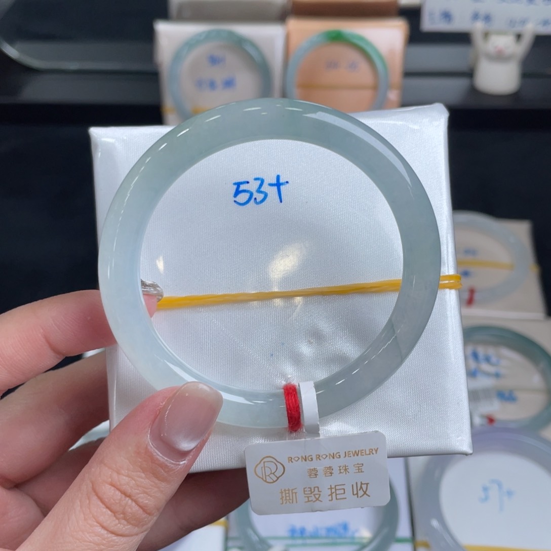 翡翠手镯未镶嵌翡翠