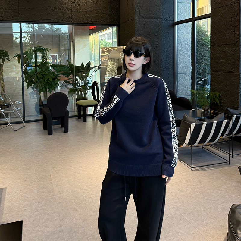 【侧边拼接满印】2025新款时尚百搭侧边拼接满印圆领毛衣男女同款