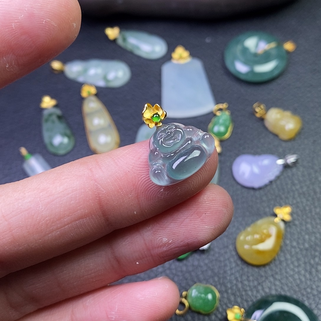 颈饰18K金镶嵌翡翠