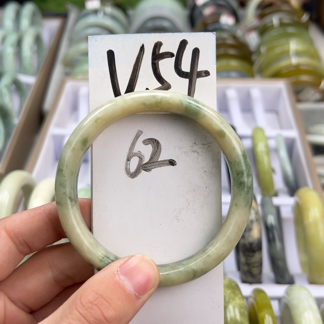 岫玉手镯未镶嵌天然岫玉微瑕，可以正常佩戴