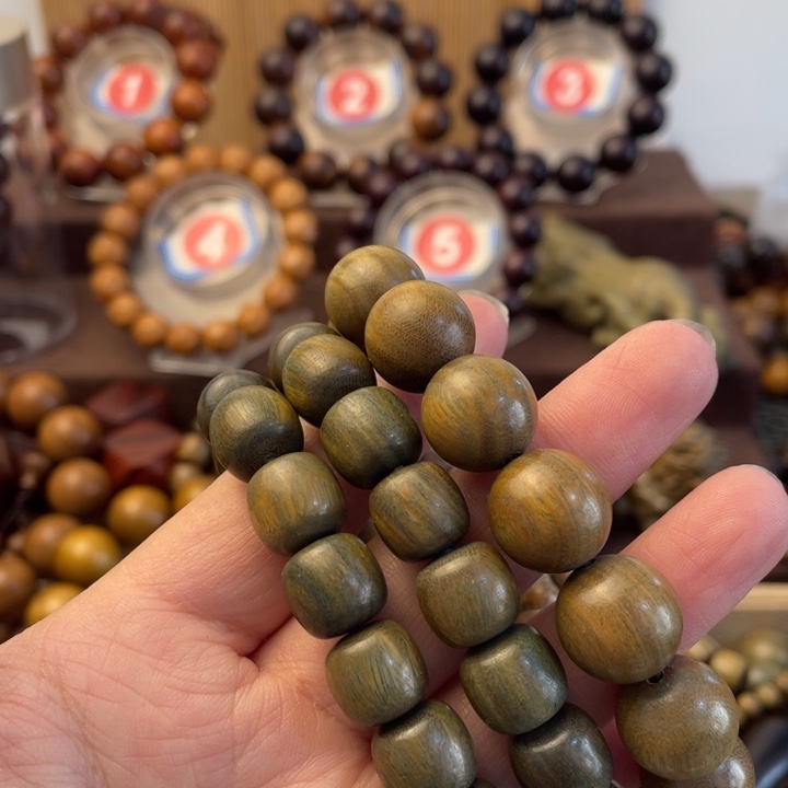 维腊木（绿檀）南**诗