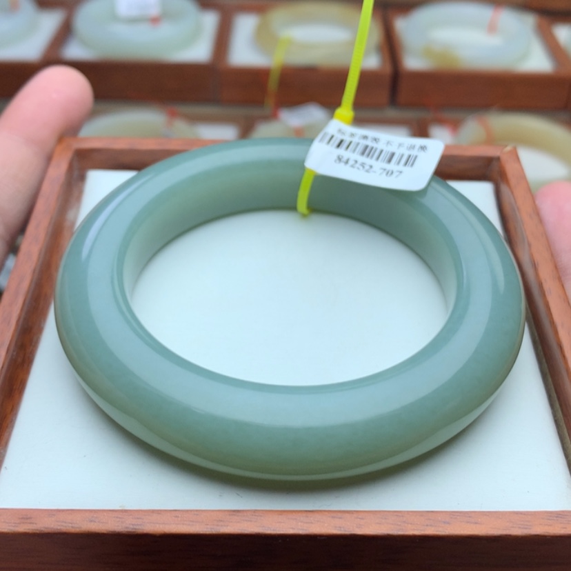 【闪购商品】和田玉手镯未镶嵌57