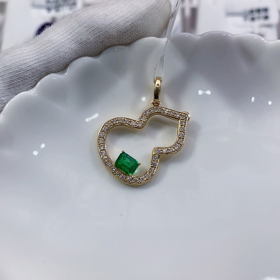 祖母绿吊坠18K金镶嵌