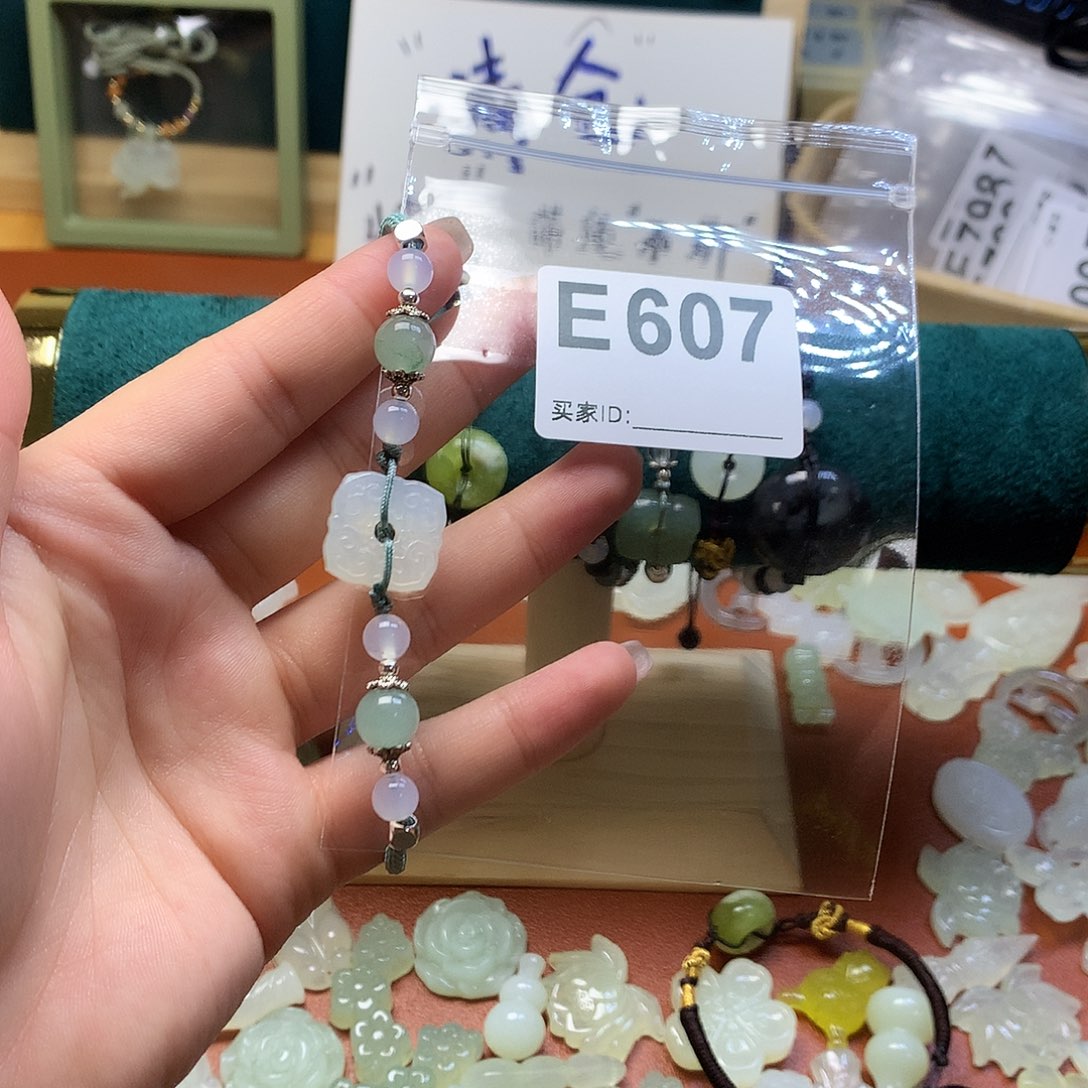 蛇纹石玉颈饰合金