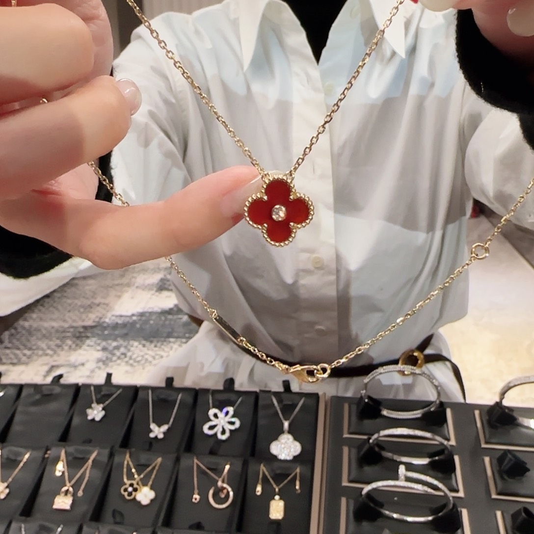 钻石颈饰18K金镶嵌四叶草一钻项链