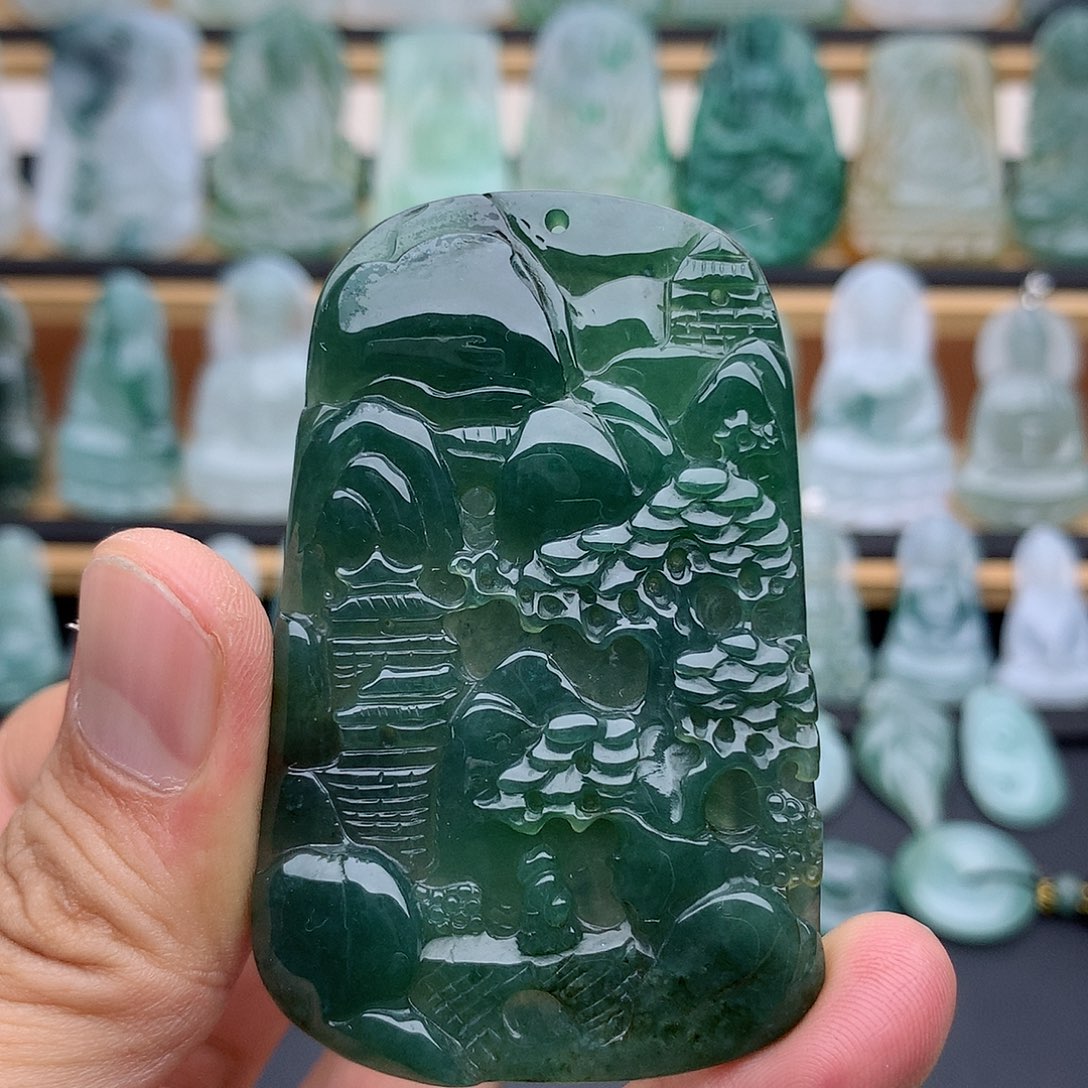 翡翠未镶嵌颈饰山水
