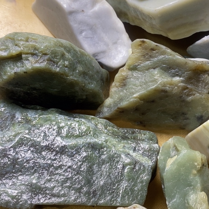 透闪石质玉挂件未镶嵌