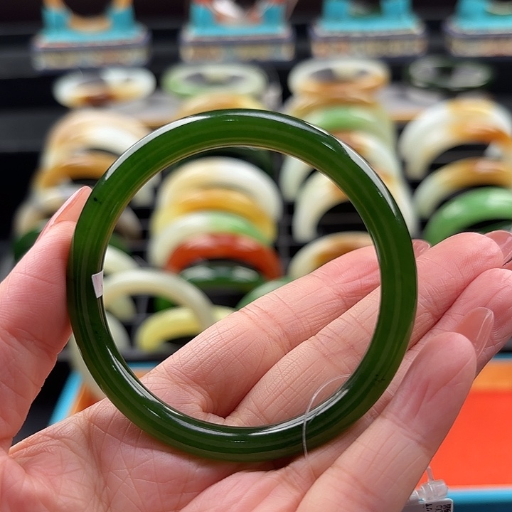 和田玉未镶嵌手镯小而精 精而美高色辣阳绿