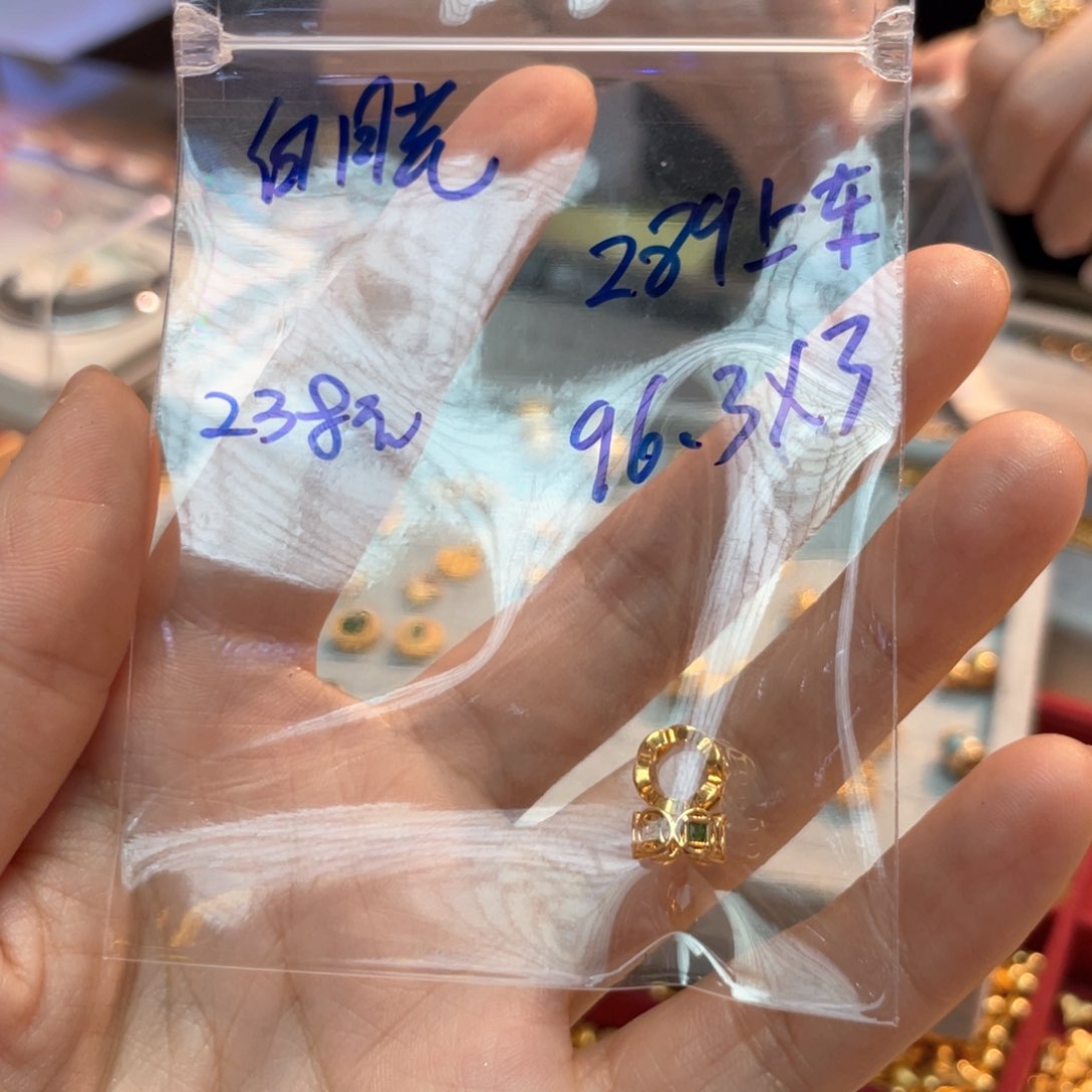 颈饰18K金镶嵌和田玉云****光