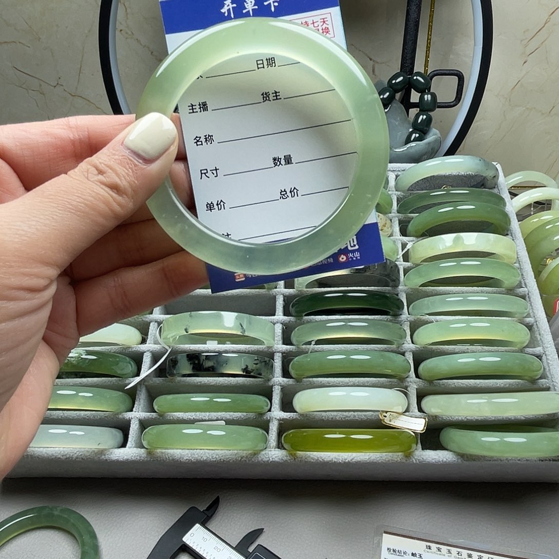 蛇纹石玉未镶嵌手镯微微微瑕