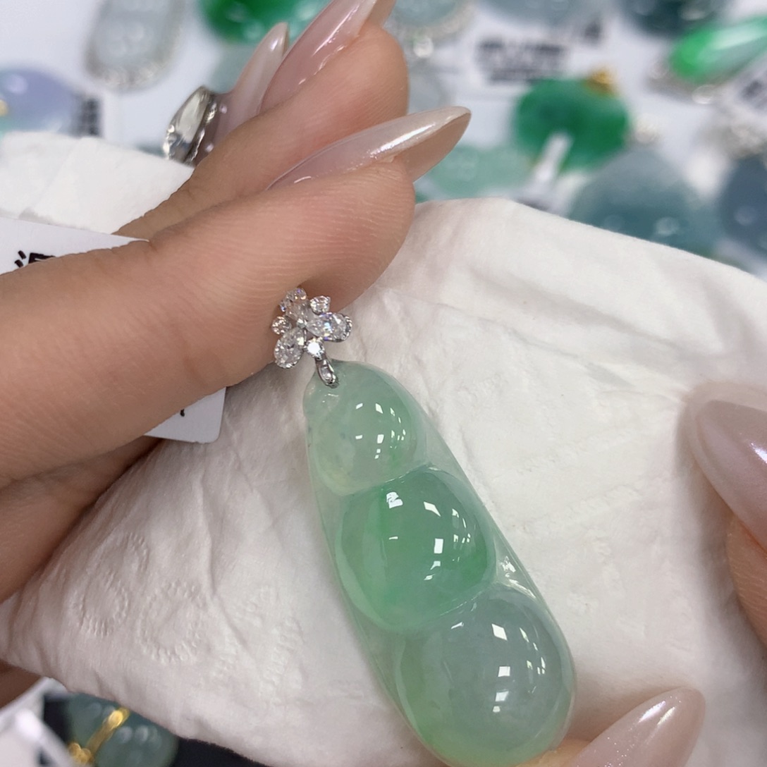 颈饰18K金镶嵌翡翠