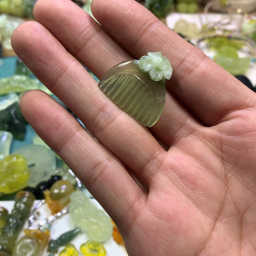 岫玉颈饰未镶嵌梳子