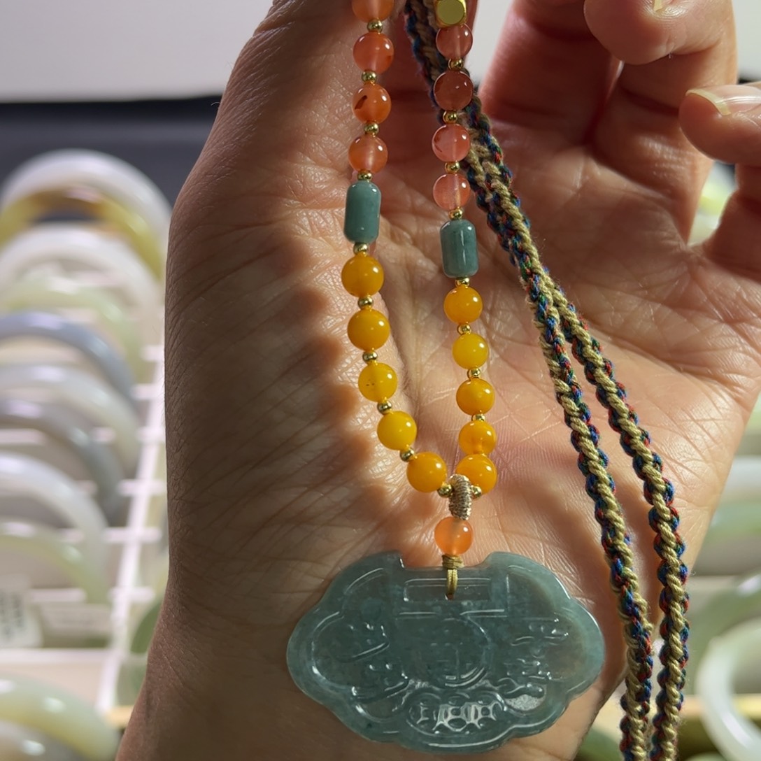 翡翠吊坠(赠链)未镶嵌