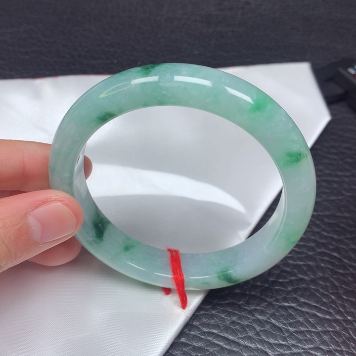 翡翠手镯未镶嵌。