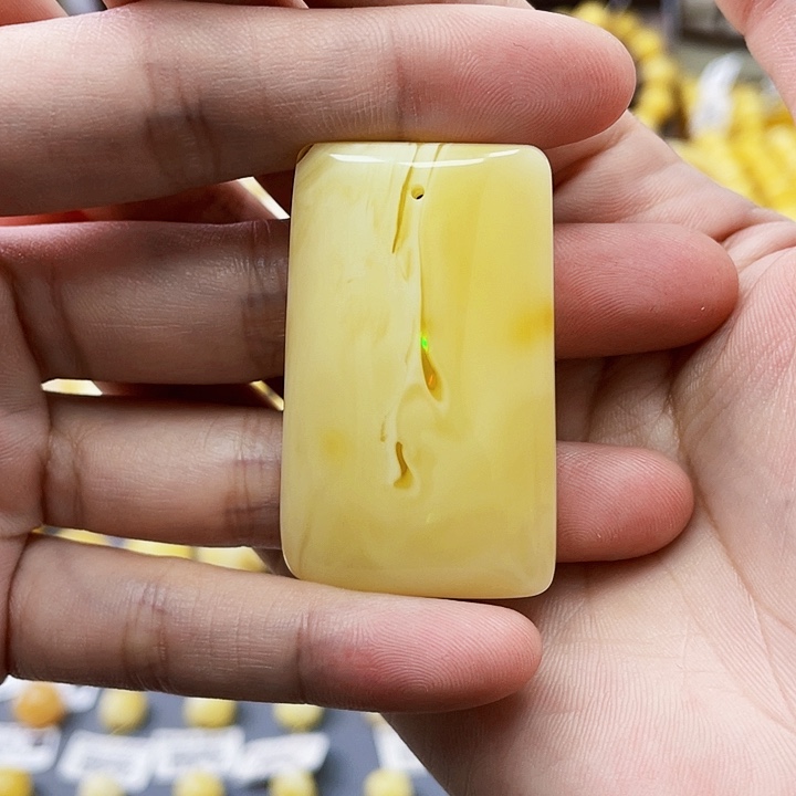 未镶嵌琥珀珠宝奇石10.9*28.6*45mm浓白 瑕