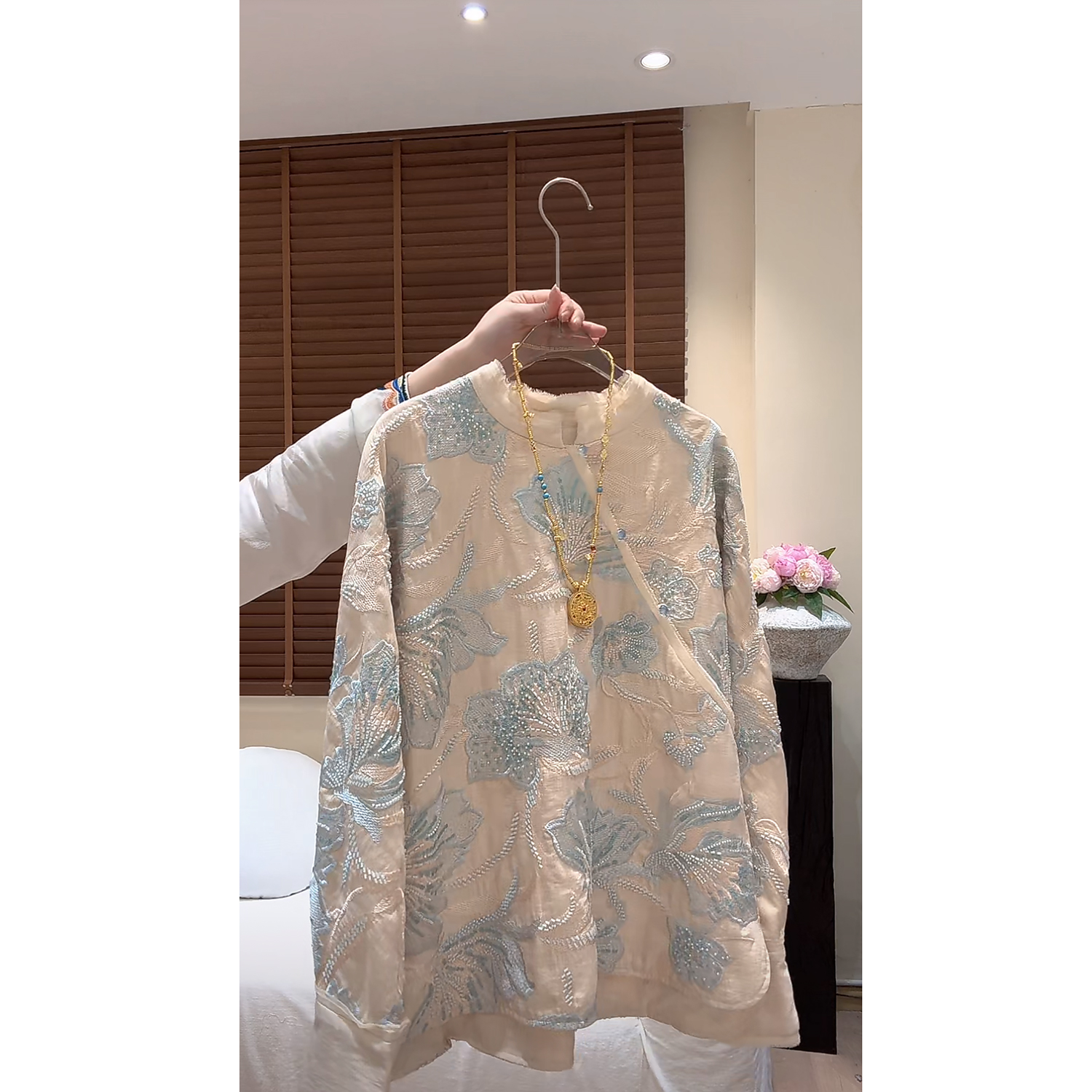 “光彩照人”2025秋季新款新中式国风时尚刺绣钉珠衬衫上衣