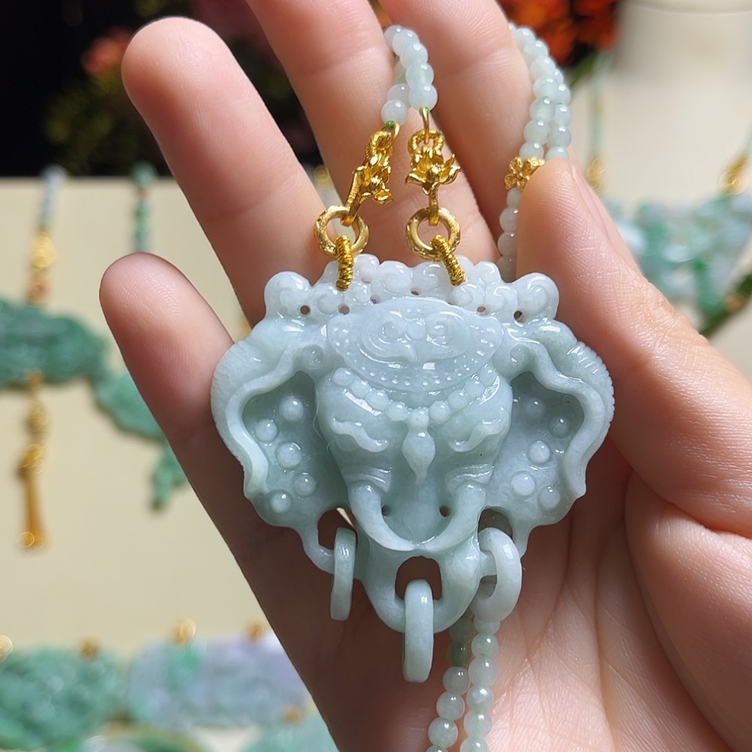 翡翠颈饰未镶嵌大象