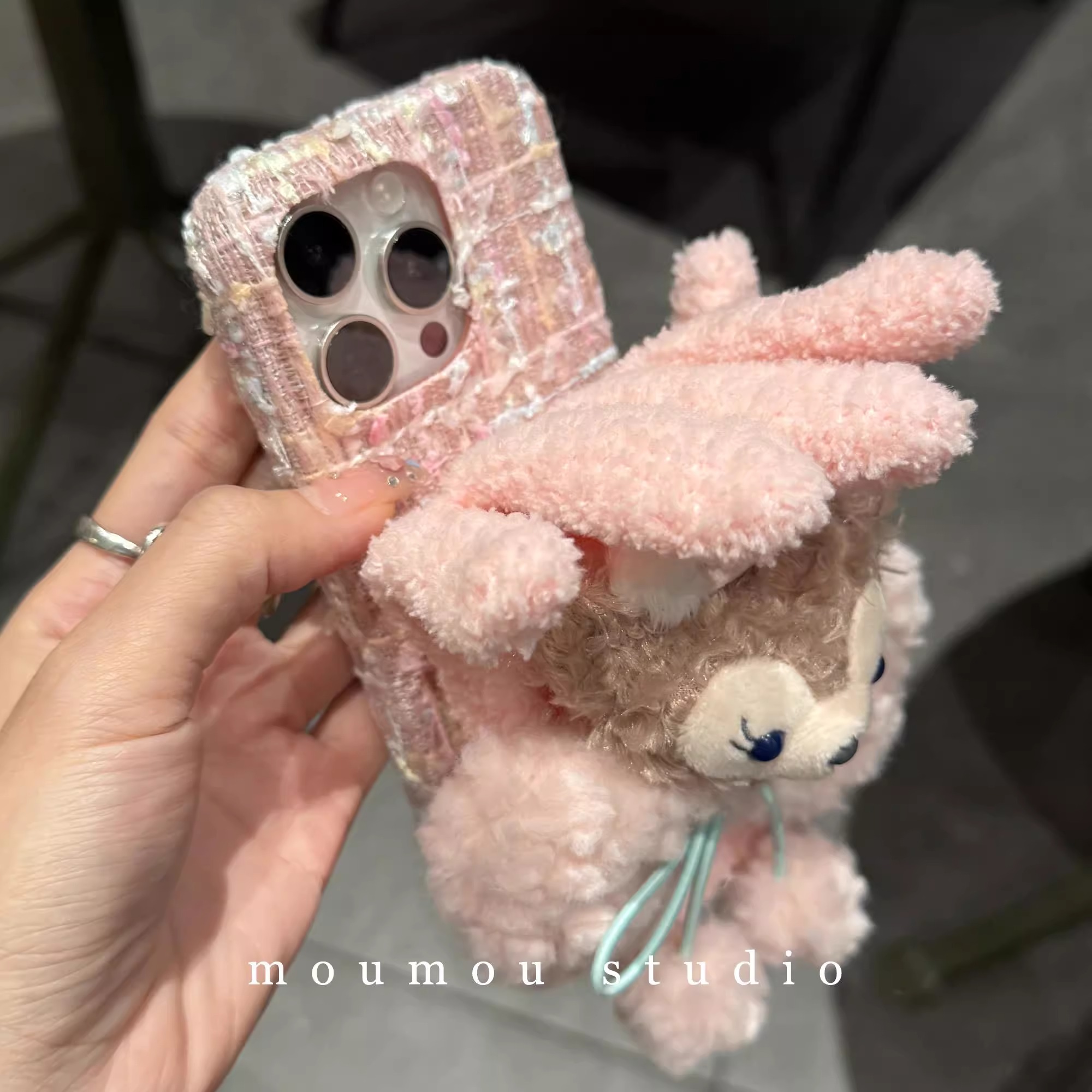 秋冬创意毛绒雪莉玫手套适用苹果16手机壳15可爱14promax少女心13