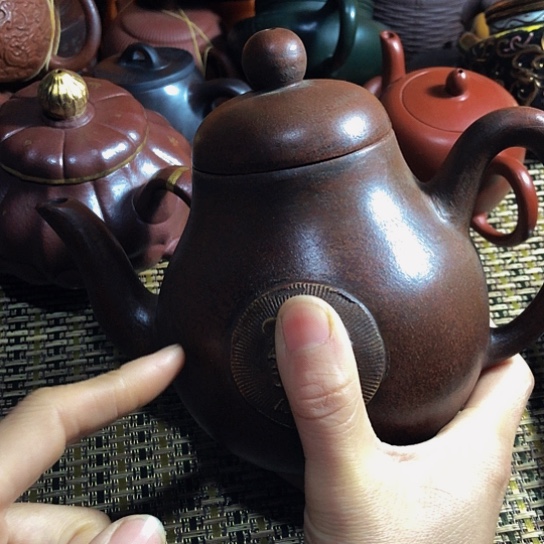 紫砂茶壶原矿泥料手工制作的紫砂壶。