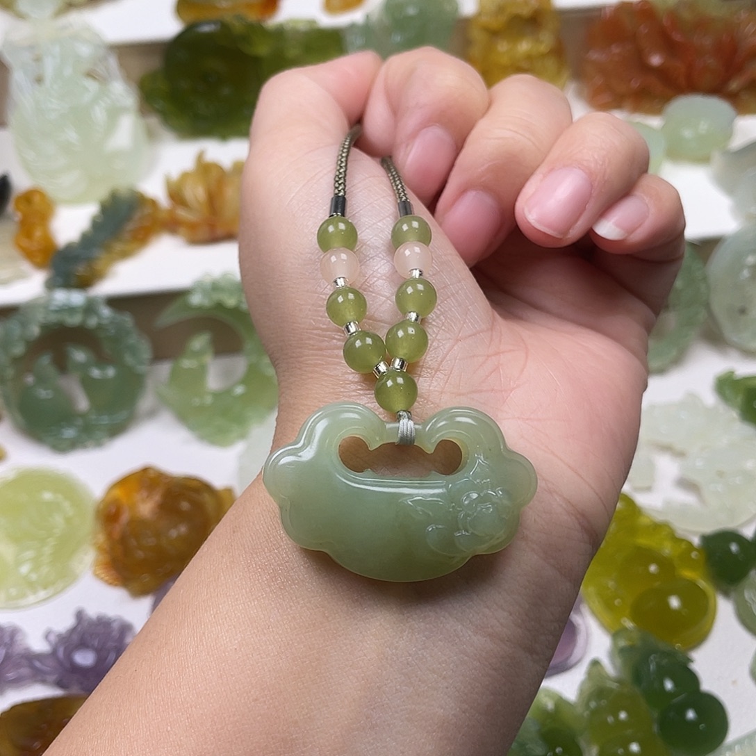 蛇纹石玉未镶嵌颈饰