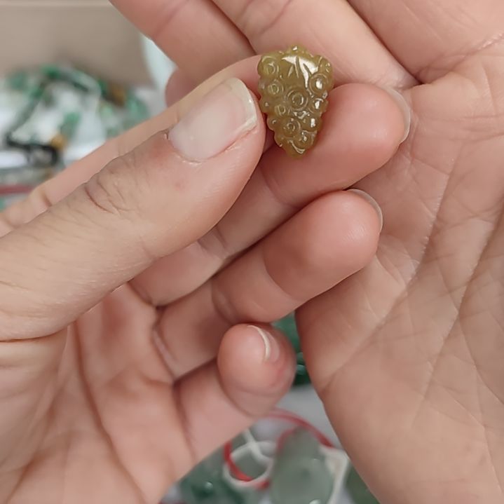 翡翠颈饰未镶嵌天然翡翠黄翡小葡萄吊坠