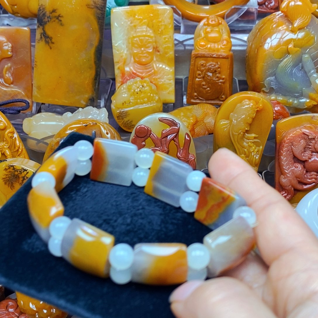 未镶嵌石英质玉（黄龙玉）颈饰