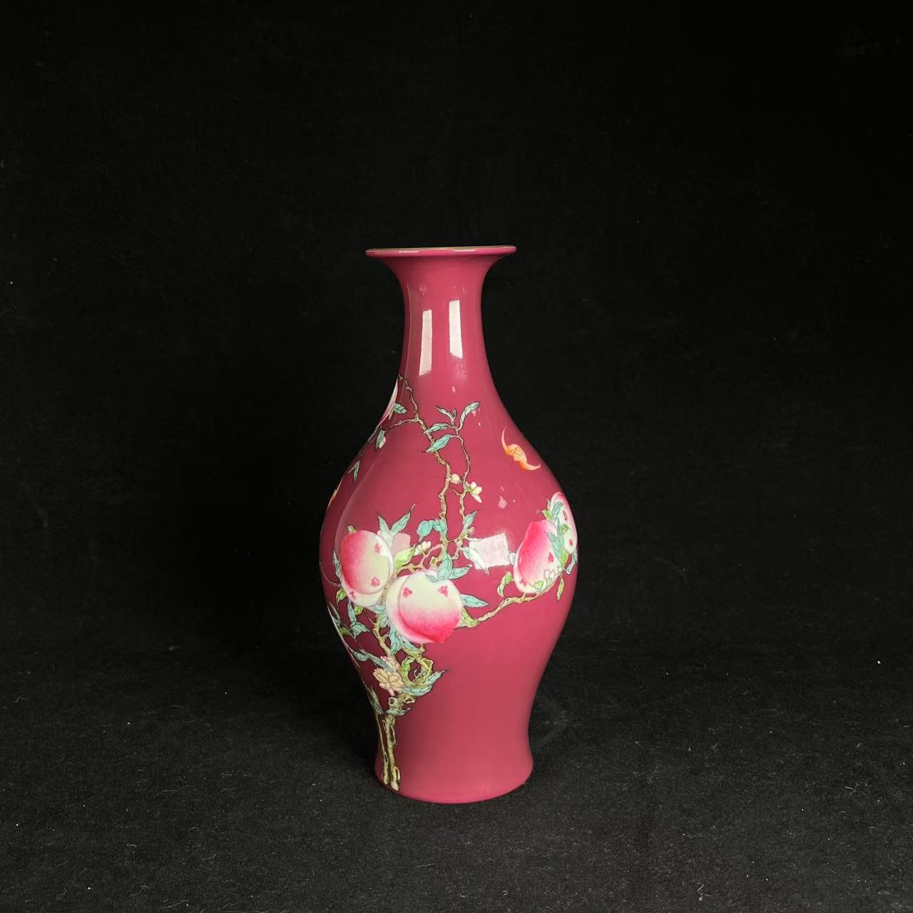 F胭脂红釉粉彩寿桃纹橄榄瓶