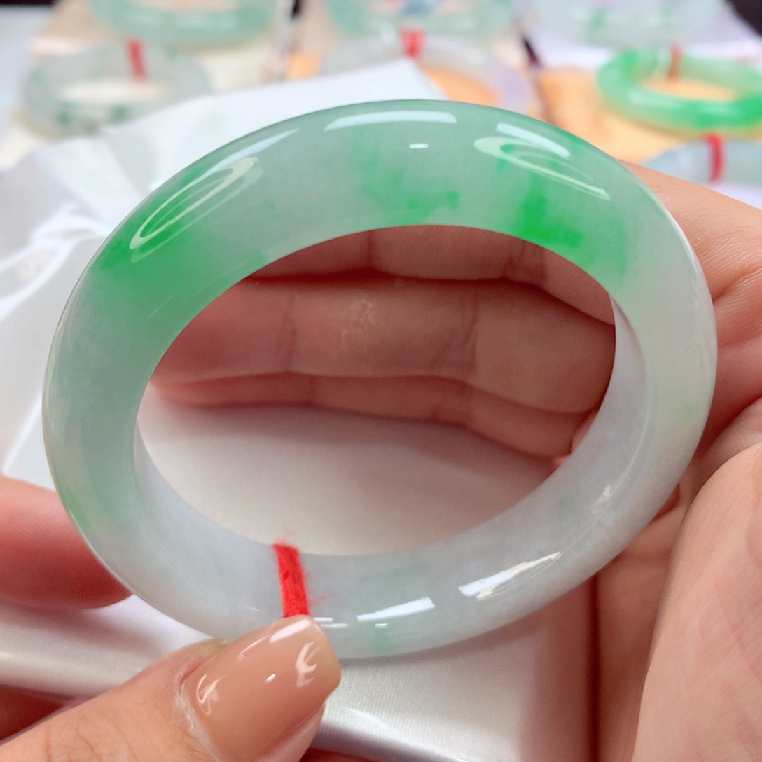 翡翠手镯未镶嵌师妹牛奶底白底青