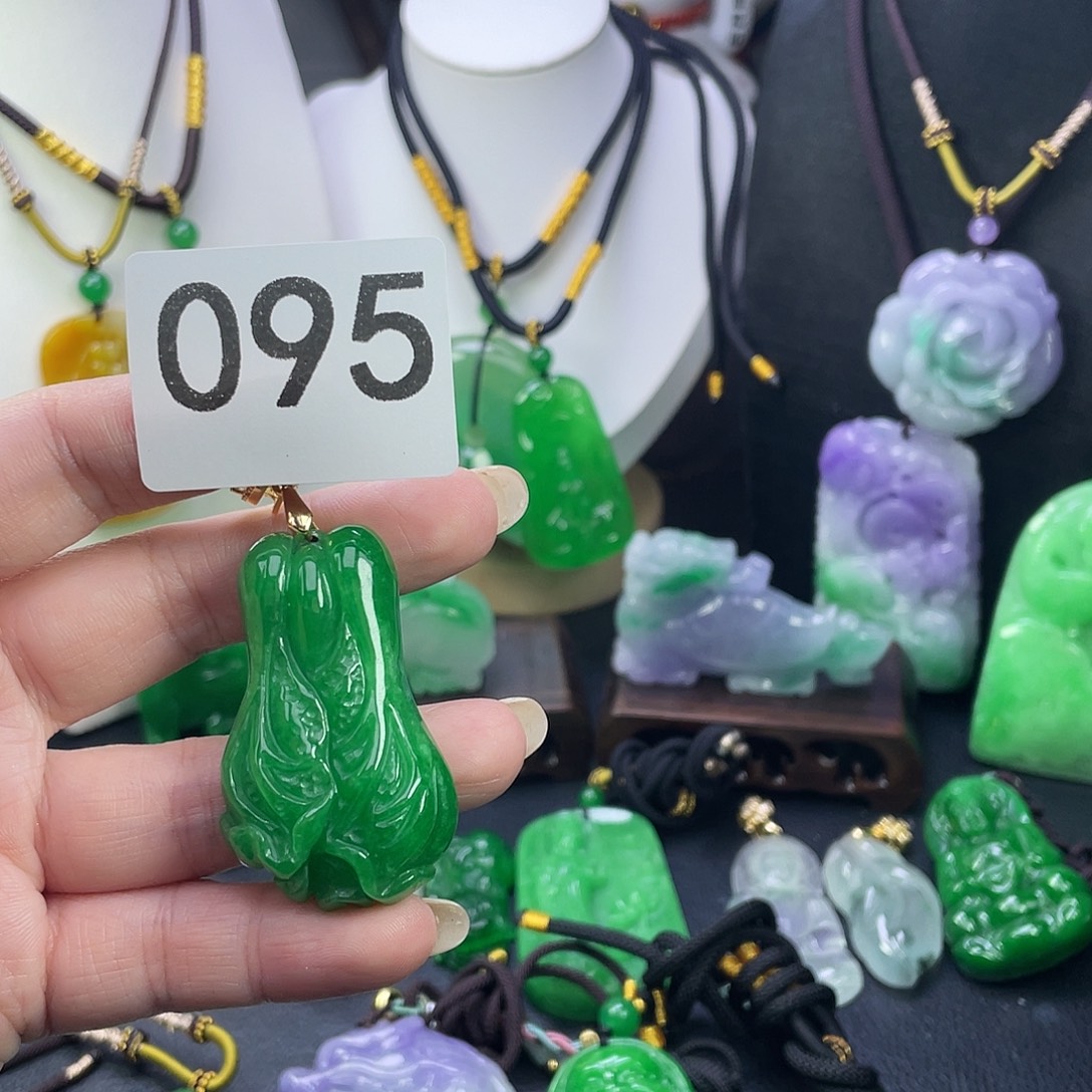 翡翠未镶嵌吊坠(赠链)