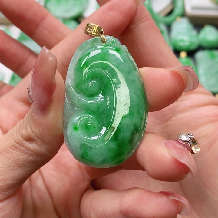 翡翠颈饰未镶嵌冬****吗吊坠