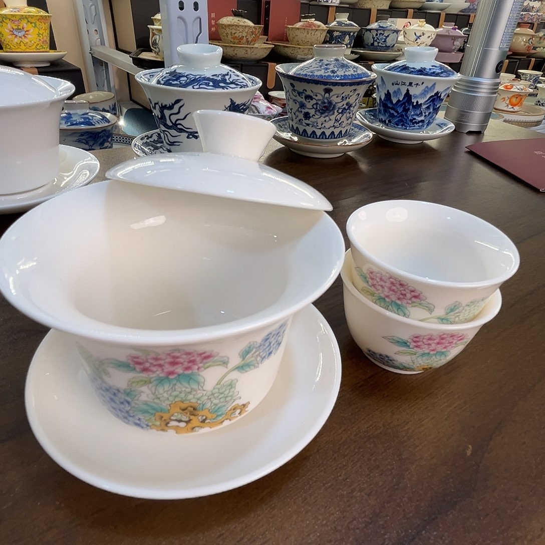 这些盖碗很漂亮！！！