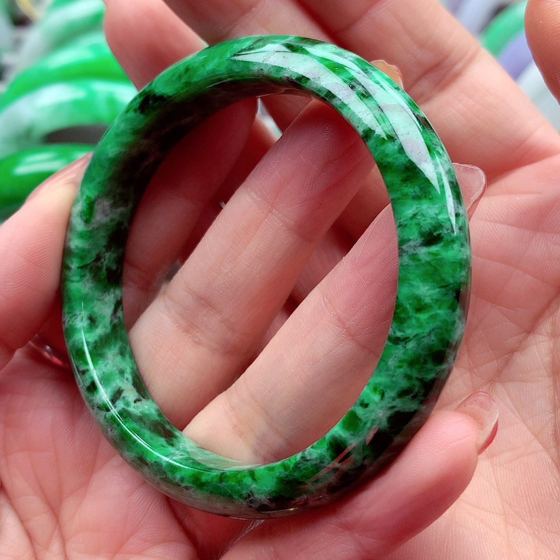 翡翠手镯未镶嵌翡翠