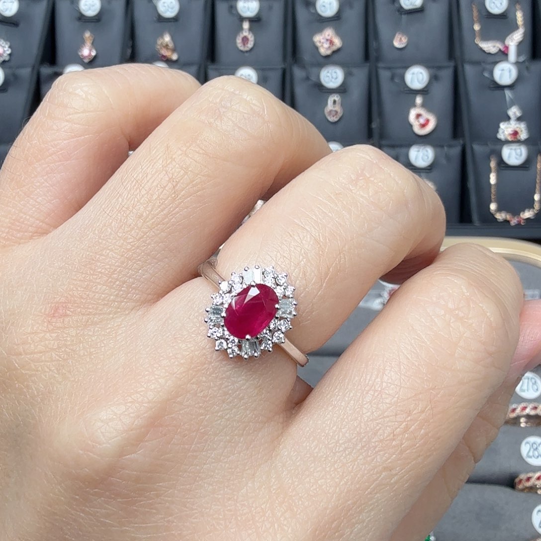 红宝石戒指18K金镶嵌轻奢豪华戴妃缅甸鸽血红1.04克拉