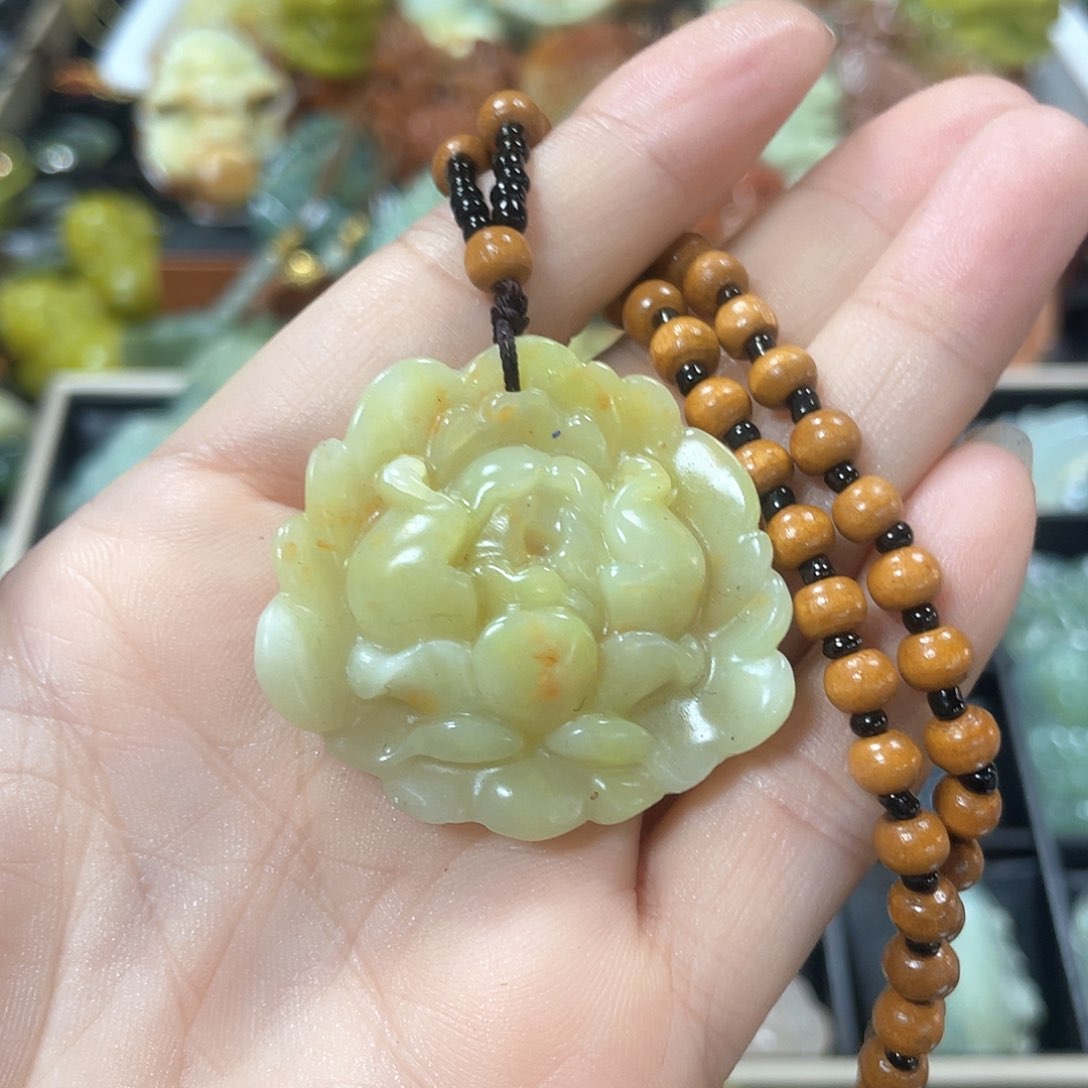 蛇纹石玉颈饰未镶嵌