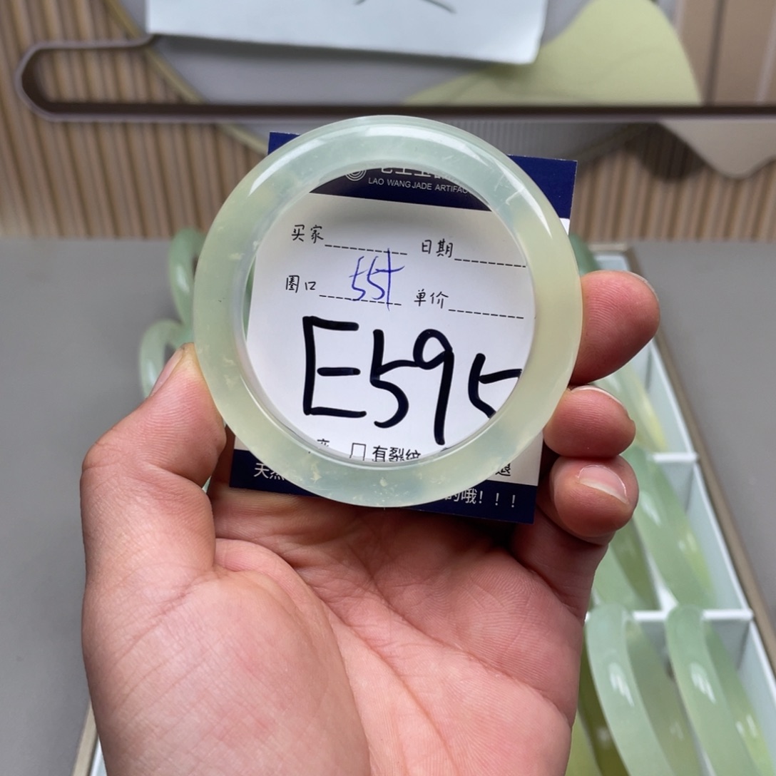 岫玉手镯手镯未镶嵌