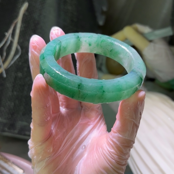 蔷***粉石英质玉（非洲翠）未镶嵌手镯定制