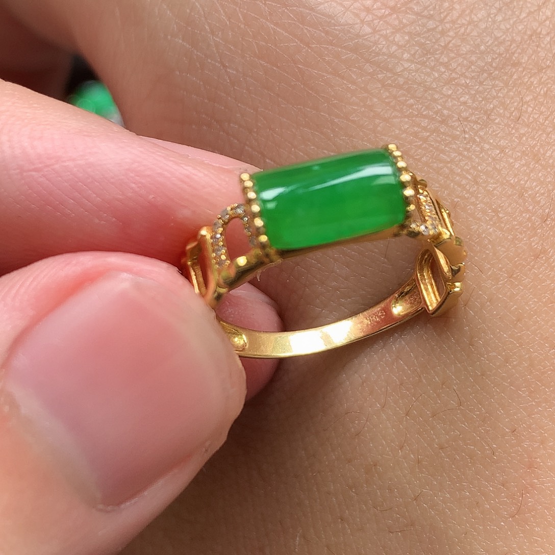 翡翠18K金镶嵌戒指